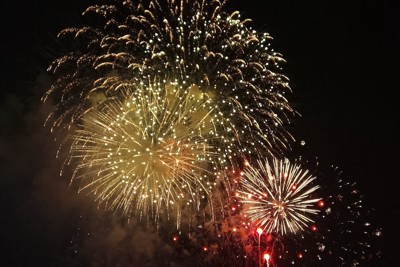 Pháo hoa rực sáng bầu trời TP Hồ Chí Minh, chúc mừng năm mới 2023