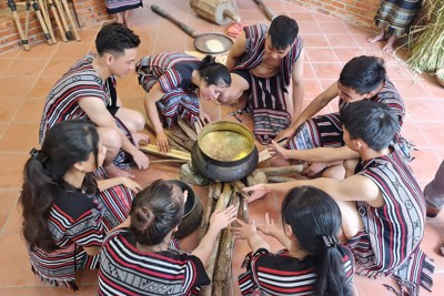 Quảng Ngãi: Người trẻ vùng cao góp sức bảo tồn văn hóa