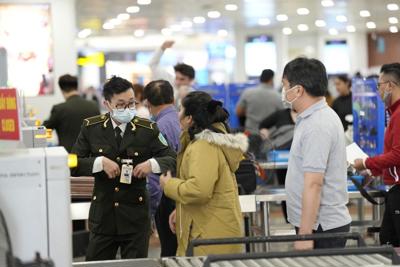 Hai ngày Tết, sân bay Tân Sơn Nhất đón hơn 200.000 lượt khách