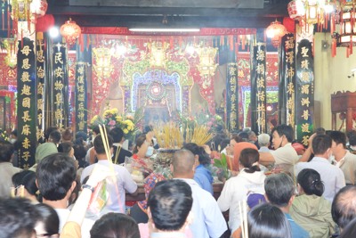 Bình Dương: Rất đông du khách hành hương viếng chùa Bà ngày mùng 4 Tết