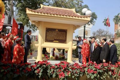 Phó Bí thư Thành ủy Nguyễn Văn Phong dâng hương kỷ niệm chiến thắng Ngọc Hồi