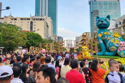Hàng nghìn người dân đổ về tham quan đường hoa Nguyễn Huệ ngày cuối mở cửa