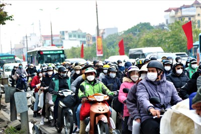 Hàng vạn người dân lỉnh kỉnh đồ đạc trở lại Thủ đô sau Tết