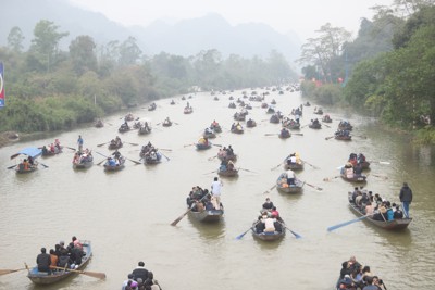 Nườm nượp thuyền, đò trên suối Yến – chùa Hương mùng 5 Tết