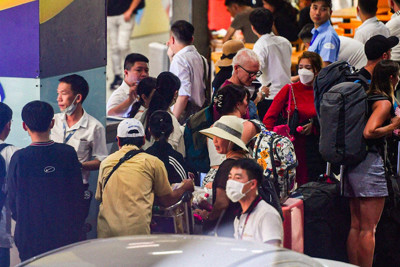 Sân bay Tân Sơn Nhất đón lượng khách kỷ lục trong ngày mùng 6 Tết
