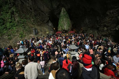 [Ảnh] Gần 4 vạn người trẩy hội chùa Hương ngày khai hội