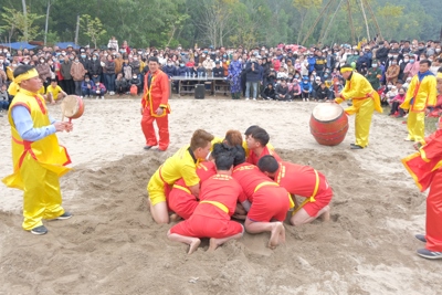Trai làng lăn xả thi đấu cầu húc tại Lễ hội Gióng 2023