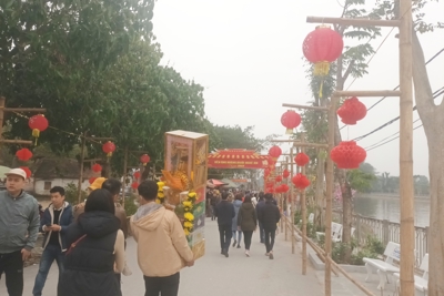 Nghệ An: Dòng người tấp nập về lễ đền Quan Hoàng Mười dịp đầu xuân