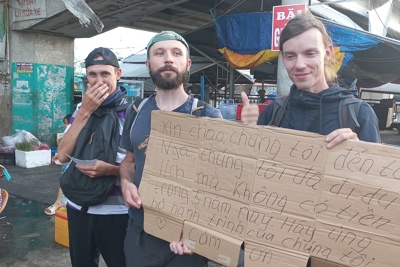 Ngỡ ngàng du khách Nga cầm bảng carton xin tiền tại Phú Quốc