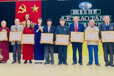 191 đảng viên huyện Thanh Trì được trao tặng Huy hiệu Đảng đợt 3/2