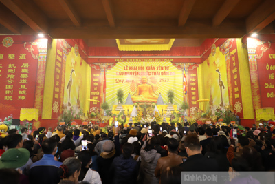 [Ảnh] Hàng ngàn người khai hội Xuân Yên Tử, chờ hoạt động tâm linh ban đêm