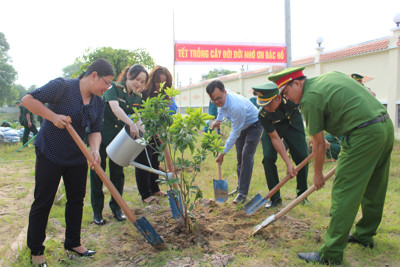 Biên phòng Kiên Giang đồng loạt ra quân trồng hơn 3.500 cây xanh