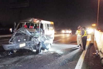 Xe khách gặp nạn trên cao tốc, 6 người thương vong