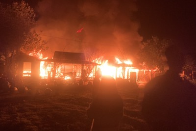 Quảng Nam: 5 căn nhà bị thiêu rụi do người dân đốt lửa sưởi ấm