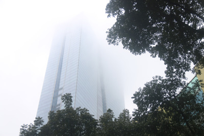 Hà Nội: Sương mù bao phủ dày đặc khiến người dân khó di chuyển