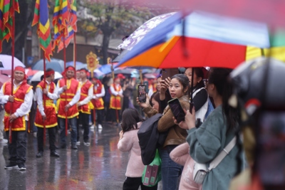 Đông đảo du khách không ngại đội mưa về trẩy hội Lim 2023
