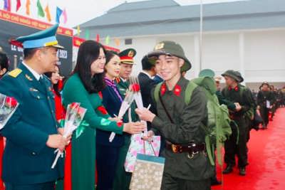 Hình ảnh ấn tượng của hàng nghìn thanh niên Hà Nội trong ngày nhập ngũ 