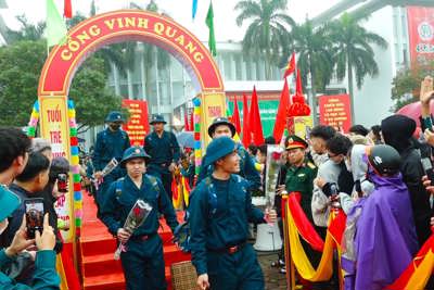 95 tân binh quận Long Biên hăng hái lên đường nhập ngũ
