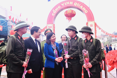 Phó Bí thư Thường trực Thành ủy Nguyễn Thị Tuyến dự Ngày hội tòng quân 