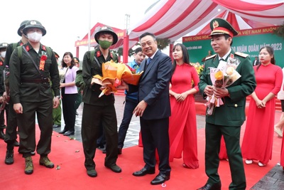 Chủ tịch UBND TP Hà Nội Trần Sỹ Thanh chúc mừng tân binh huyện Đông Anh