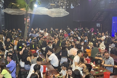 Đột kích quán Beer Garden Poc Poc, đưa hơn 400 người về trụ sở