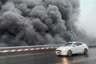 Hà Nội: Cận cảnh vụ khói đen bốc lên nghi ngút ở cầu Thăng Long