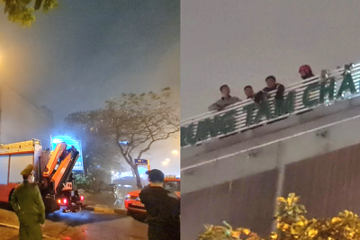 Cháy cơ sở massage ở Long Biên, cảnh sát giải cứu nhiều người mắc kẹt