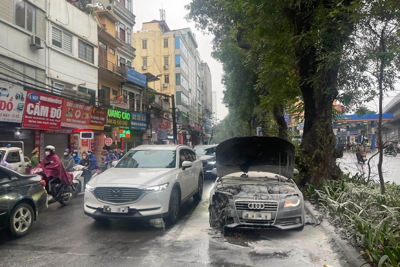 Xế hộp Audi bốc cháy dữ dội trên đường phố Hà Nội