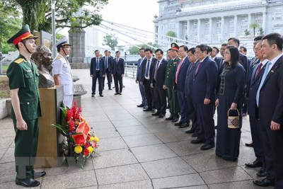 Thủ tướng dâng hoa tại Tượng đài Chủ tịch Hồ Chí Minh ở Singapore