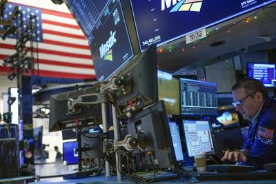 Chứng khoán Mỹ lại “đau đầu” vì lãi suất, Dow Jones lao dốc hơn 200 điểm