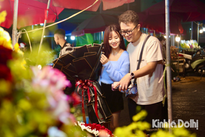 Giới trẻ tấp nập đổ về chợ hoa đêm Quảng An trước ngày Valentine