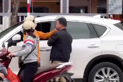 Người phụ nữ tát liên tục vào mặt tài xế ô tô sau va chạm