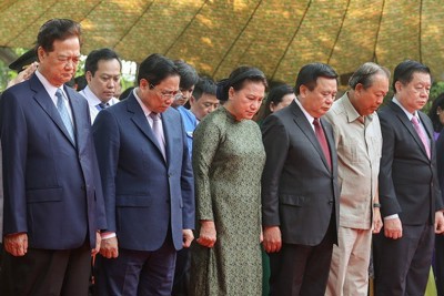 Thủ tướng dâng hương tưởng niệm tại Đền thờ Huỳnh Tấn Phát