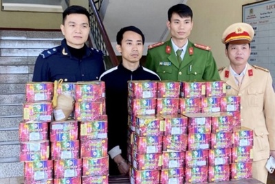 Hà Tĩnh: Bắt đối tượng vận chuyển 82 hộp pháo nổ từ Lào về Việt Nam