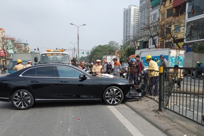 Tai nạn giao thông hôm nay (18/2/2023): Ô tô đâm cột điện đổ ở Hà Nội