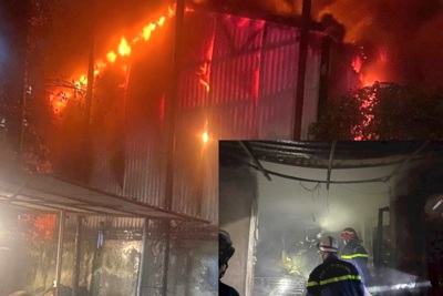 Hà Nội: Xuyên đêm dập tắt đám cháy nhà xưởng ở Xuân Đỉnh