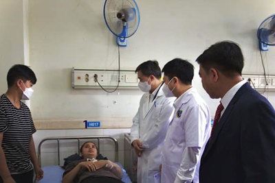 Thứ trưởng Bộ Y tế thăm nạn nhân vụ tai nạn giao thông tại Quảng Nam