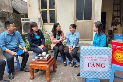 Hà Nội: Trao quà cho nữ đoàn viên công đoàn có hoàn cảnh khó khăn