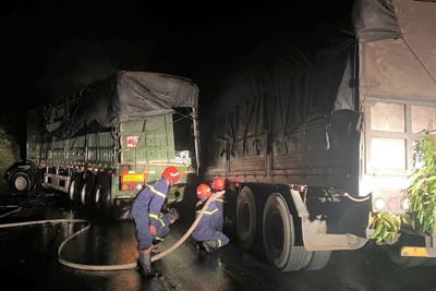 Ba xe tải bốc cháy sau tai nạn liên hoàn