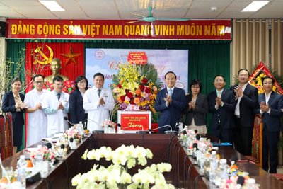 Chủ tịch HĐND TP Nguyễn Ngọc Tuấn thăm, chúc mừng Bệnh viện Đa khoa Mê Linh