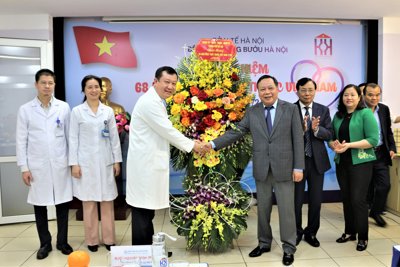 Lãnh đạo thành phố thăm, chúc mừng Bệnh viện Ung bướu Hà Nội