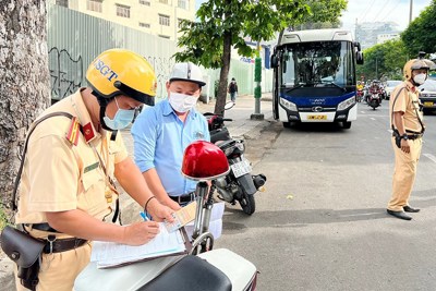 Hà Nội: Tước 122 giấp phép lái xe trong ngày 24/2