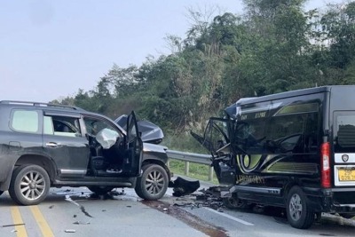 Ô tô đâm xe khách trên cao tốc Nội Bài-Lào Cai, 4 người bị thương