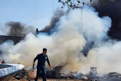 TP Hồ Chí Minh: Cháy lớn thiêu rụi10 chiếc cano tại TP Thủ Đức