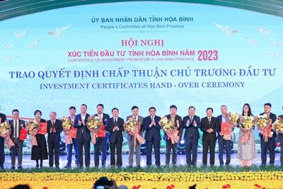 Trao quyết định chấp thuận chủ trương đầu tư 15 dự án vào tỉnh Hòa Bình