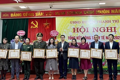 Huyện Thanh Trì khen thưởng các tập thể, cá nhân xuất sắc ngành y tế