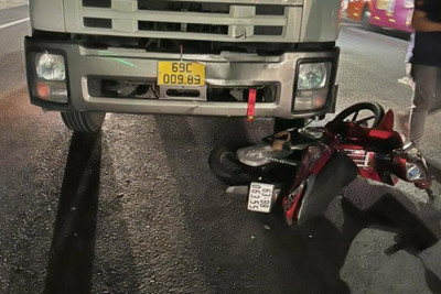 Tai nạn giao thông ngày 5/3/2023: Xe máy tông đuôi container, một thanh niên tử vong