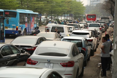 Hà Nội: Hàng trăm phương tiện nối đuôi nhau chờ đăng kiểm