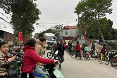 “Nguy hiểm cận kề” việc xe tải chạy vào giờ cấm đường ở xã Văn Bình