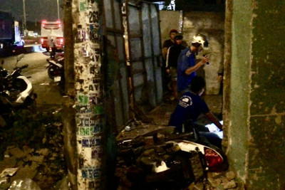 Tai nạn giao thông ngày 8/3/2023: Thanh niên đi xe máy tông sập tường nhà dân